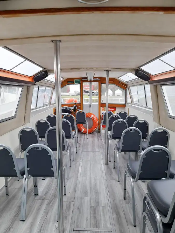 ခရီးသည်တင်သင်္ဘော ရောင်းချရန်အတွက်