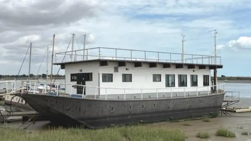 နေထိုင်ရန် barge သင်္ဘော ရောင်းချရန်အတွက်
