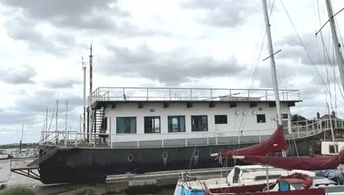 နေထိုင်ရန် barge သင်္ဘော ရောင်းချရန်အတွက်