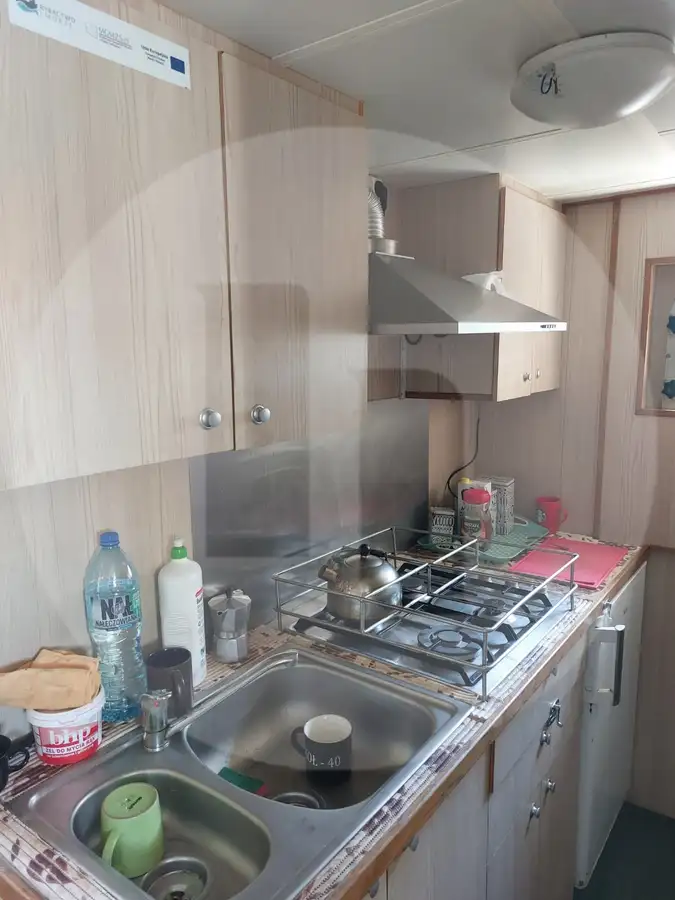 အသက်ရှိ ငါးတင်သင်္ဘော ရောင်းချရန်အတွက်