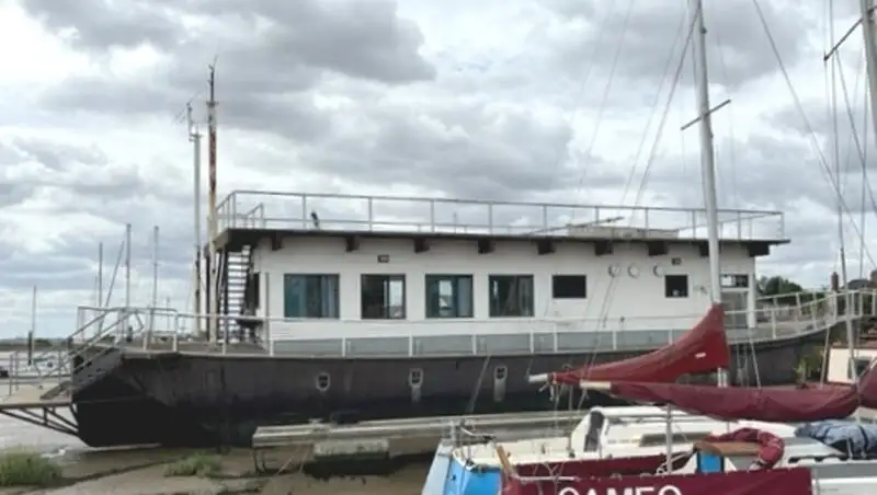 နေထိုင်ရန် barge သင်္ဘော ရောင်းချရန်အတွက်