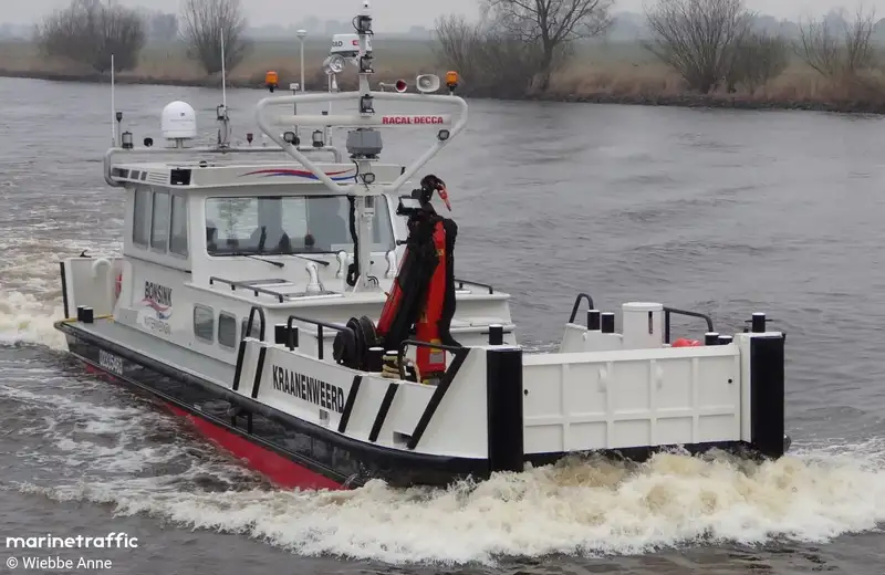 လှေတွေနဲ့ အလုပ်လုပ်တယ်။ ရောင်းရန်