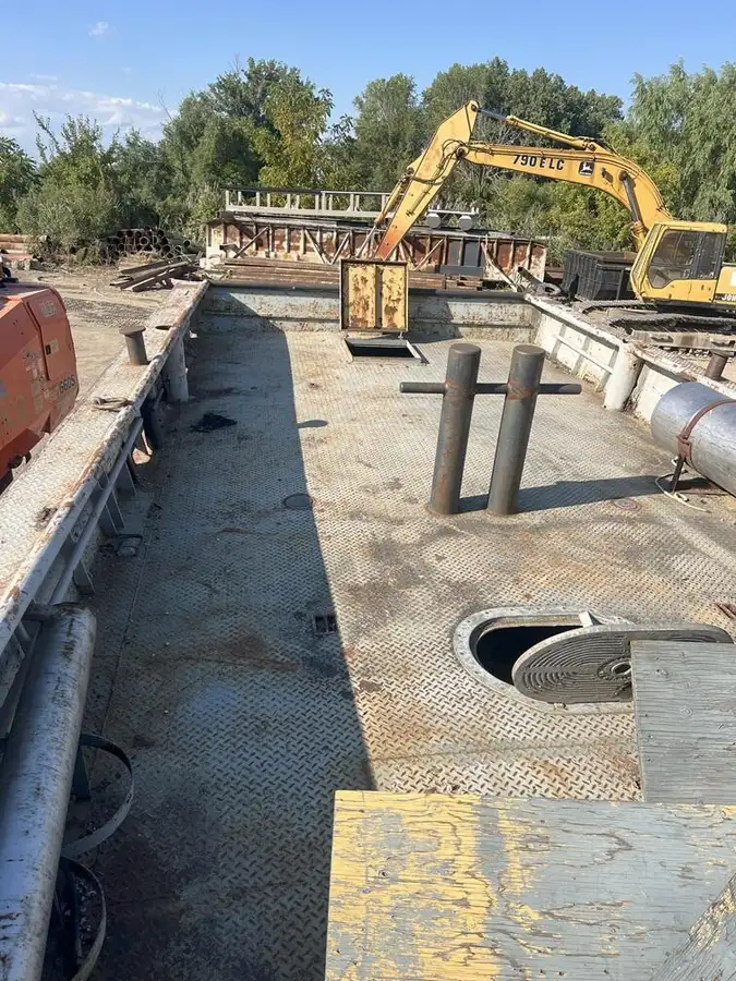 လှေတွေနဲ့ အလုပ်လုပ်တယ်။ ရောင်းရန်