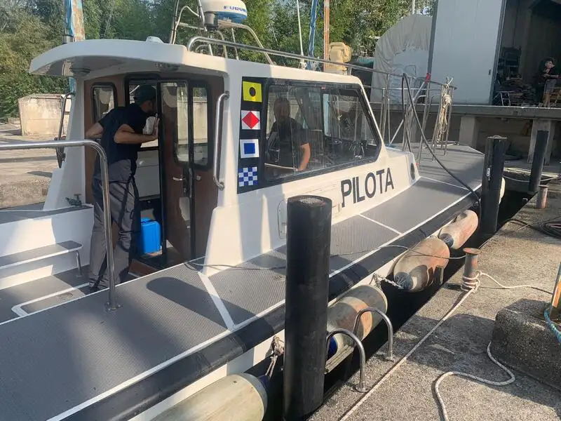 လေယာဉ်မောင်းလှေ ရောင်းရန်