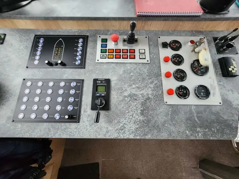 လှေတွေနဲ့ အလုပ်လုပ်တယ်။ ရောင်းရန်