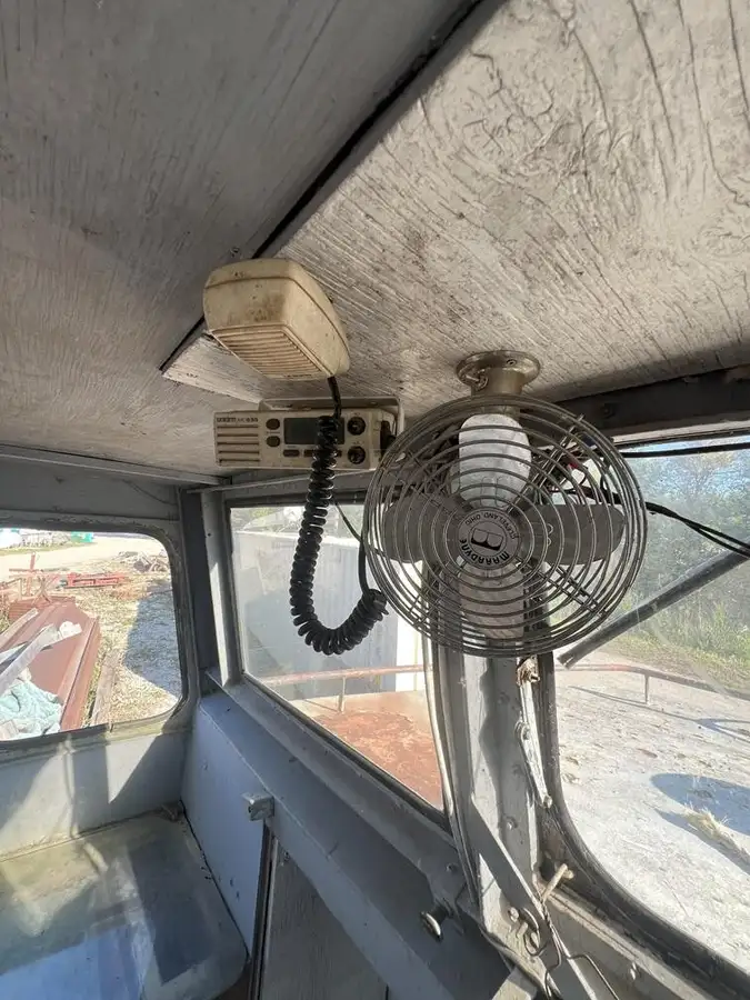 လှေတွေနဲ့ အလုပ်လုပ်တယ်။ ရောင်းရန်