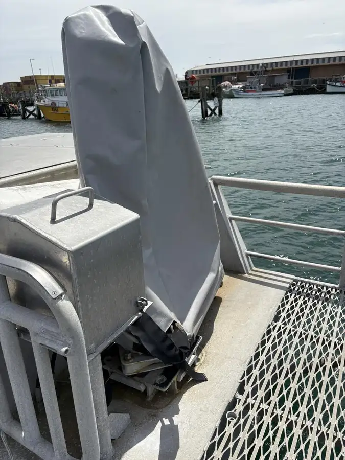 ငါးလုပ်ငန်းရေယာဉ် ရောင်းရန်