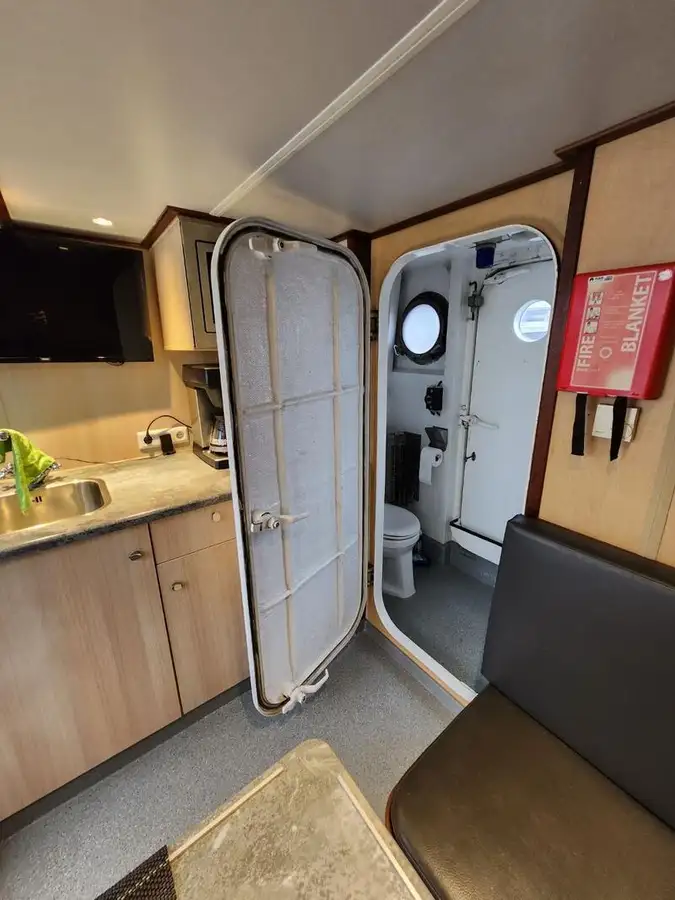 လှေတွေနဲ့ အလုပ်လုပ်တယ်။ ရောင်းရန်