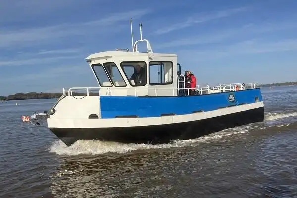 လှေတွေနဲ့ အလုပ်လုပ်တယ်။ ရောင်းရန်