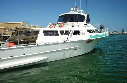 လှေတွေနဲ့ အလုပ်လုပ်တယ်။ ရောင်းရန်