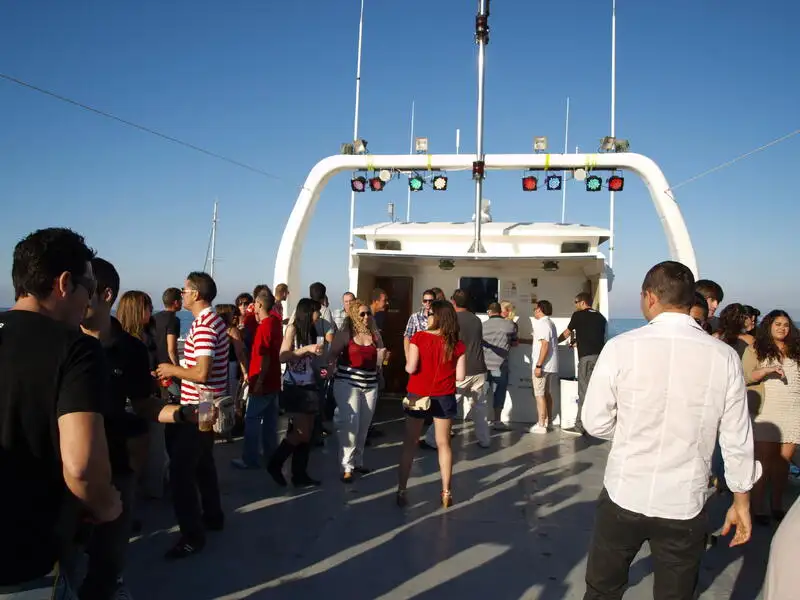 ကူးတို့သင်္ဘော ရောင်းရန်