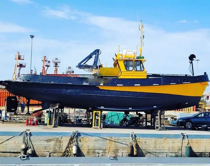 လှေတွေနဲ့ အလုပ်လုပ်တယ်။ ရောင်းရန်