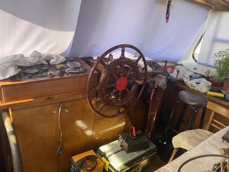 လှေတွေနဲ့ အလုပ်လုပ်တယ်။ ရောင်းရန်