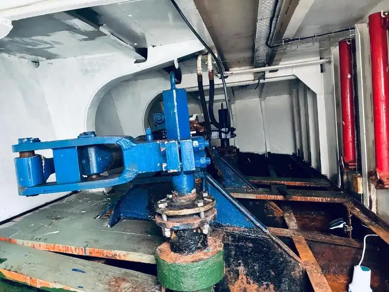 လှေတွေနဲ့ အလုပ်လုပ်တယ်။ ရောင်းရန်