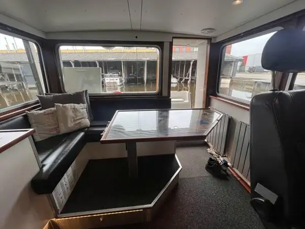 လှေတွေနဲ့ အလုပ်လုပ်တယ်။ ရောင်းရန်