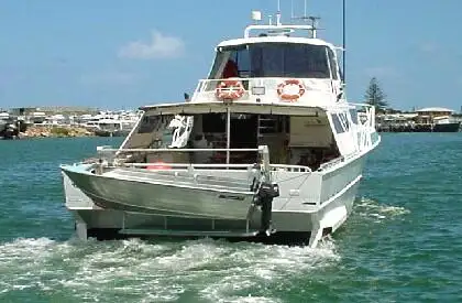 လှေတွေနဲ့ အလုပ်လုပ်တယ်။ ရောင်းရန်