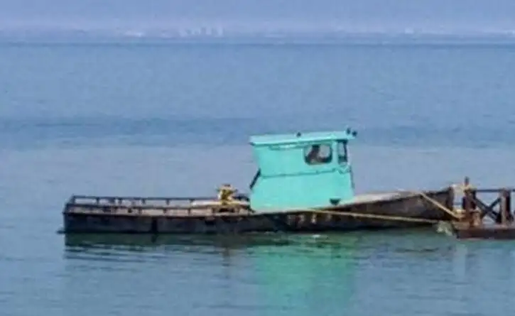 လှေတွေနဲ့ အလုပ်လုပ်တယ်။ ရောင်းရန်