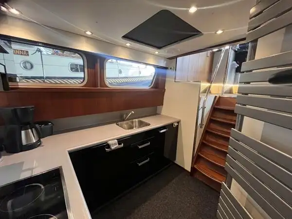 လှေတွေနဲ့ အလုပ်လုပ်တယ်။ ရောင်းရန်