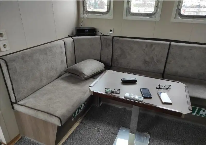 လှေတွေနဲ့ အလုပ်လုပ်တယ်။ ရောင်းရန်