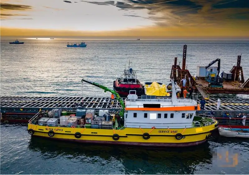 လှေတွေနဲ့ အလုပ်လုပ်တယ်။ ရောင်းရန်