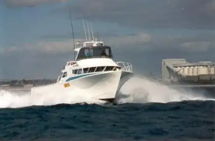 လှေတွေနဲ့ အလုပ်လုပ်တယ်။ ရောင်းရန်