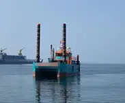 လှေတွေနဲ့ အလုပ်လုပ်တယ်။ ရောင်းရန်