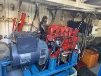 လှေတွေနဲ့ အလုပ်လုပ်တယ်။ ရောင်းရန်