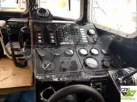 လှေတွေနဲ့ အလုပ်လုပ်တယ်။ ရောင်းရန်