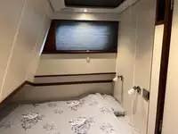 လှေတွေနဲ့ အလုပ်လုပ်တယ်။ ရောင်းရန်