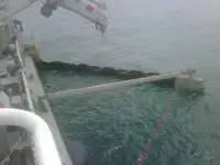 လှေတွေနဲ့ အလုပ်လုပ်တယ်။ ရောင်းရန်