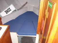 လှေတွေနဲ့ အလုပ်လုပ်တယ်။ ရောင်းရန်