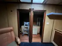 လှေတွေနဲ့ အလုပ်လုပ်တယ်။ ရောင်းရန်