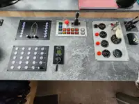 လှေတွေနဲ့ အလုပ်လုပ်တယ်။ ရောင်းရန်