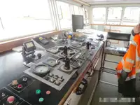 လှေတွေနဲ့ အလုပ်လုပ်တယ်။ ရောင်းရန်