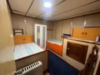 လှေတွေနဲ့ အလုပ်လုပ်တယ်။ ရောင်းရန်