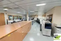 လှေတွေနဲ့ အလုပ်လုပ်တယ်။ ရောင်းရန်