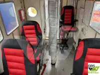 လှေတွေနဲ့ အလုပ်လုပ်တယ်။ ရောင်းရန်