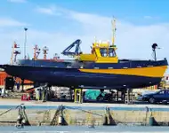 လှေတွေနဲ့ အလုပ်လုပ်တယ်။ ရောင်းရန်