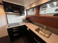 လှေတွေနဲ့ အလုပ်လုပ်တယ်။ ရောင်းရန်