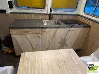 လှေတွေနဲ့ အလုပ်လုပ်တယ်။ ရောင်းရန်