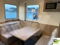 လှေတွေနဲ့ အလုပ်လုပ်တယ်။ ရောင်းရန်