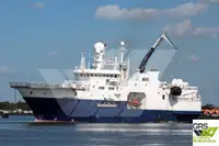 လှေတွေနဲ့ အလုပ်လုပ်တယ်။ ရောင်းရန်