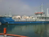 လှေတွေနဲ့ အလုပ်လုပ်တယ်။ ရောင်းရန်