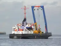 လှေတွေနဲ့ အလုပ်လုပ်တယ်။ ရောင်းရန်