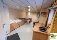 လှေတွေနဲ့ အလုပ်လုပ်တယ်။ ရောင်းရန်