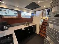 လှေတွေနဲ့ အလုပ်လုပ်တယ်။ ရောင်းရန်