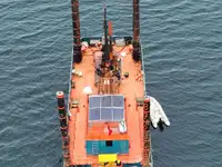 လှေတွေနဲ့ အလုပ်လုပ်တယ်။ ရောင်းရန်