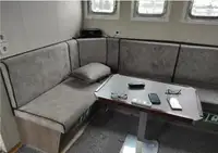 လှေတွေနဲ့ အလုပ်လုပ်တယ်။ ရောင်းရန်