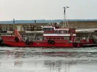 လှေတွေနဲ့ အလုပ်လုပ်တယ်။ ရောင်းရန်