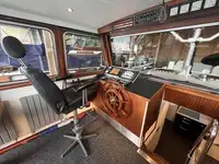 လှေတွေနဲ့ အလုပ်လုပ်တယ်။ ရောင်းရန်